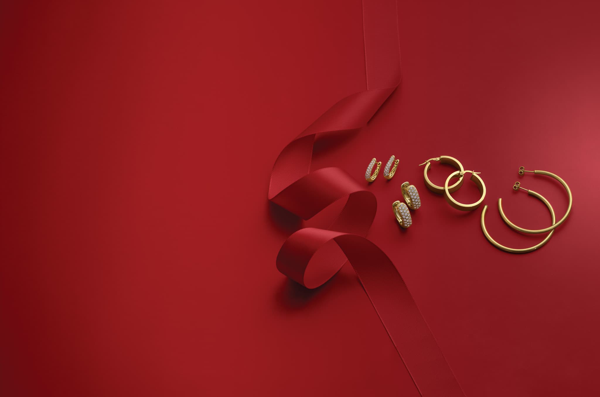 Coins and Carats storefront featuring precious jewelry and coins